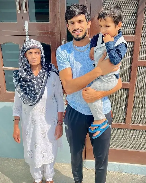 Neeraj-Narwal-with-his-mother-1